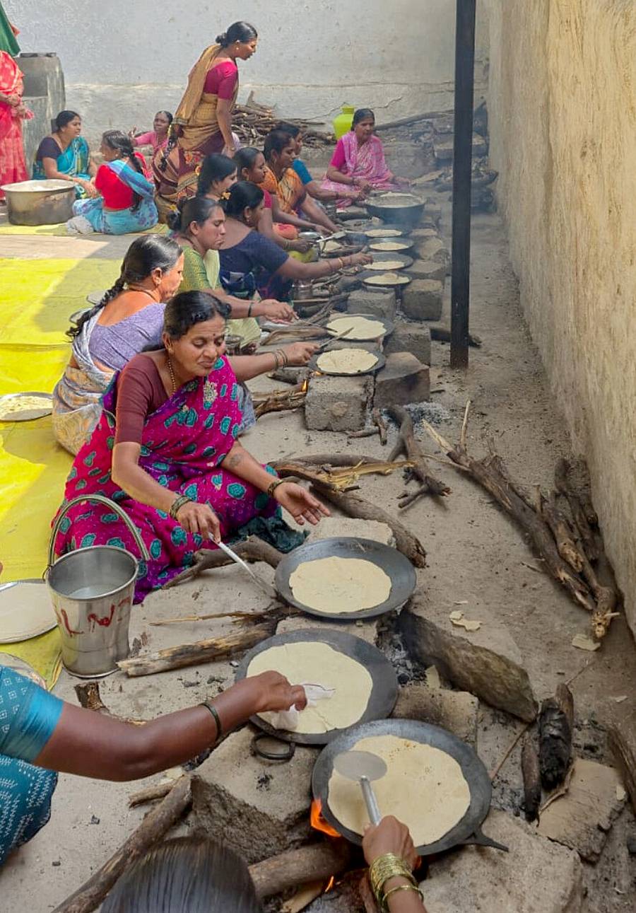 ಕಂಪ್ಲಿ ತಾಲ್ಲೂಕು ದೇವಸಮುದ್ರ ಗ್ರಾಮದ ಮಹಿಳೆಯರು ಕೊಪ್ಪಳ ಜಾತ್ರೆಗೆ ಕಳುಹಿಸಲು ರೊಟ್ಟಿ ತಯಾರಿಕೆಯಲ್ಲಿ ತೊಡಗಿದ್ದರು