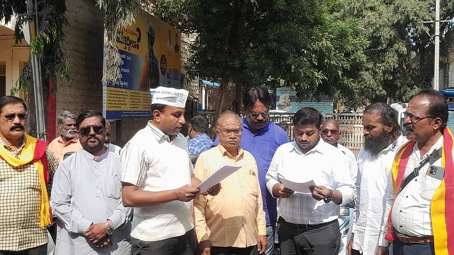 ವಿಜಯಪುರದಲ್ಲಿ ರಾಣಿ ಚನ್ನಮ್ಮ ನಾಟ್ಯ ಮಂದಿರ ನಿರ್ಮಾಣಕ್ಕೆ ಭೂಮಿ ಪೂಜೆ ನೇರವೇರಿಸುವಂತೆ ಒತ್ತಾಯಿಸಿ ನಾಟ್ಯ ಮಂದಿರ ಹೋರಾಟಗಾಗರು ಮನವಿ ಸಲ್ಲಿಸಿದರು