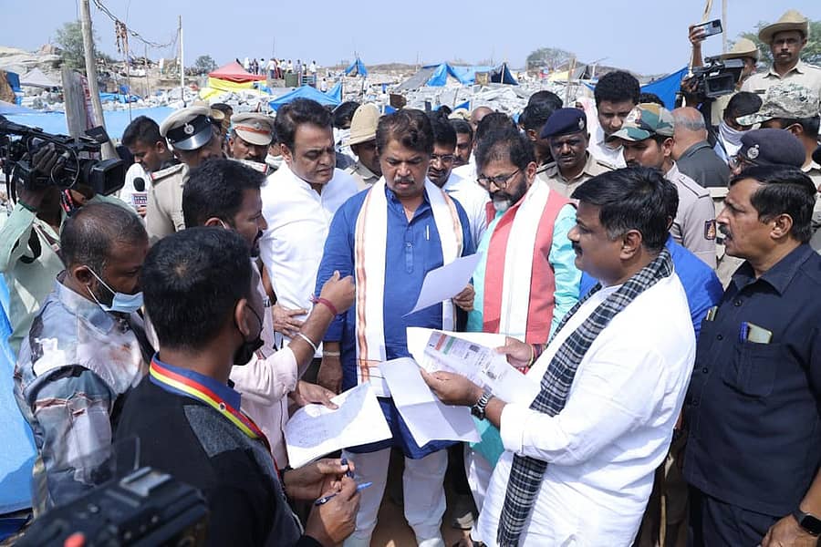 ಕೋಗಿಲು ಗ್ರಾಮದ ಫಕೀರ್‌ ಕಾಲೊನಿ ಮತ್ತು ವಾಸಿಂ ಕಾಲೊನಿಯಲ್ಲಿ ನಡೆದಿದ್ದ ತೆರವು ಕಾರ್ಯಾಚರಣೆಯಲ್ಲಿ ಮನೆಕಳೆದುಕೊಂಡ ನಿವಾಸಿಗಳಿಗೆ ಸಂಬಂಧಿಸಿದ ದಾಖಲೆಗಳನ್ನು ಬಿಜೆಪಿಯ ಅಶ್ವತ್ಥ ನಾರಾಯಣ್‌, ಆರ್‌.ಅಶೋಕ ಮತ್ತು ಛಲವಾದಿ ನಾರಾಯಣಸ್ವಾಮಿ ಅವರು ಪರಿಶೀಲಿಸಿದರು