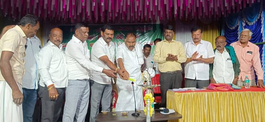 ಗಂಡಸಿ ಹೋಬಳಿಯ ಲಾಳನಕೆರೆ ಗ್ರಾಮ ಪಂಚಾಯಿತಿ ಮಟ್ಟದ ವಿವಿಧ ಕಾಮಗಾರಿಗಳ ಭೂಮಿ ಪೂಜೆ ಹಾಗೂ ಜನಸಂಪರ್ಕ ಸಭೆಯನ್ನು ಶಾಸಕ ಕೆ.ಎಂ. ಶಿವಲಿಂಗೇಗೌಡ ಉದ್ಘಾಟಿಸಿದರು 