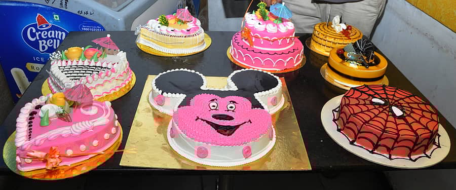 ವಿಜಯಪುರ ಹೊಸ ವರ್ಷಾಚರಣೆಯಲ್ಲಿ ಗಮನ ಸೆಳೆದ ಕೇಕ್‌ಗಳು –ಪ್ರಜಾವಾಣಿ ಚಿತ್ರ