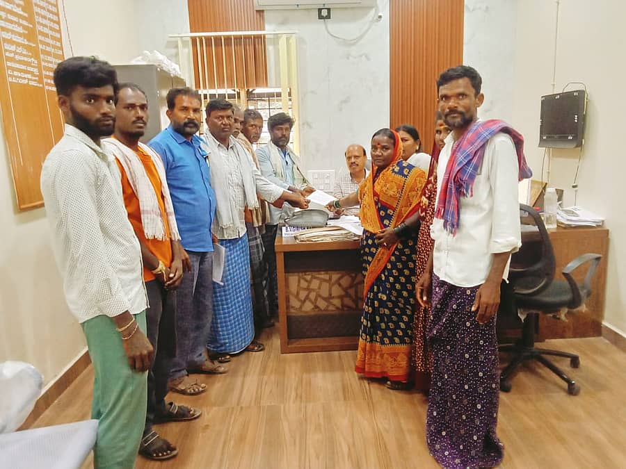 ಹರಪನಹಳ್ಳಿ ತಾಲ್ಲೂಕು ಕಣಿವಿಹಳ್ಳಿ ಗ್ರಾಮದಲ್ಲಿನ ಒಂಟಿ ವಿದ್ಯುತ್ ಗೋಪುರ ಸ್ಥಳಾಂತರಕ್ಕೆ ಆಗ್ರಹಿಸಿ ಕಣಿವಿಹಳ್ಳಿ ದಲಿತ ಸಮುದಾಯದ ಮುಖಂಡರು ತಹಶೀಲ್ದಾರ್ ಬಿ.ವಿ. ಗಿರೀಶ್ ಬಾಬು ಅವರಿಗೆ ಮನವಿ ಸಲ್ಲಿಸಿದರು