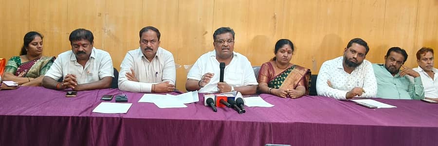 ರಾಮನಗರ ನಗರಸಭೆ ಸಭಾಂಗಣದಲ್ಲಿ ನಡೆದ ಸುದ್ದಿಗೋಷ್ಠಿಯಲ್ಲಿ ಅಧ್ಯಕ್ಷ ಕೆ. ಶೇಷಾದ್ರಿ ಶಶಿ ಮಾತನಾಡಿದರು. ಉಪಾಧ್ಯಕ್ಷೆ ಗಿರಿಜಮ್ಮ ಗುರುವೇಗೌಡ, ಸ್ಥಾಯಿ ಸಮಿತಿ ಅಧ್ಯಕ್ಷ ಫೈರೋಜ್ ಪಾಷ, ಪೌರಾಯುಕ್ತ ಡಾ. ಜಯಣ್ಣ, ಸದಸ್ಯರಾದ ಪವಿತ್ರ, ಮುತ್ತುರಾಜು, ಪದ್ಮಶ್ರೀ, ಎಕ್ಬಾಲ್ ಷರೀಫ್, ಮೊಹಿನ್ ಅಹ್ಮದ್ ಖುರೇಷಿ ಇದ್ದಾರೆ