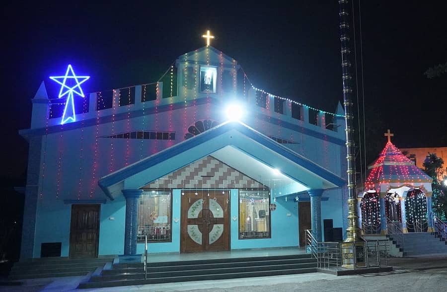 ರಾಯಚೂರಿನ ಸ್ಟೇಷನ್‌ ರಸ್ತೆಯಲ್ಲಿರುವ ಸೇಂಟ್‌ ಮೇರಿ ಚರ್ಚ್‌ಗೆ ವಿದ್ಯುತ್‌ದೀಪಗಳಿಂದ ಅಲಂಕರಿಸಲಾಗಿತ್ತು