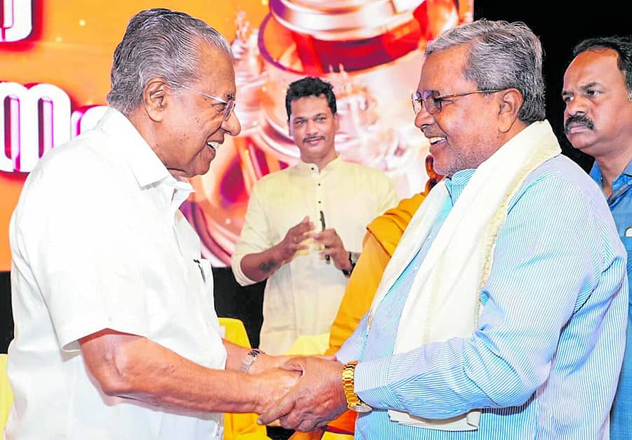 <div class="paragraphs"><p>ತಿರುವನಂತಪುರ ಜಿಲ್ಲೆಯ ವರ್ಕಲದಲ್ಲಿ ಬುಧವಾರ ನಡೆದ 93ನೇ ಶಿವಗಿರಿ<br>ತೀರ್ಥಯಾತ್ರಾ ಮಹೋತ್ಸವದಲ್ಲಿ ಮುಖ್ಯಮಂತ್ರಿ ಸಿದ್ದರಾಮಯ್ಯ ಅವರು ಕೇರಳ ಮುಖ್ಯಮಂತ್ರಿ ಪಿಣರಾಯಿ ವಿಜಯನ್‌ ಅವರೊಂದಿಗೆ ಮಾತುಕತೆಯಲ್ಲಿ ತೊಡಗಿದ ಕ್ಷಣ &nbsp;ಪಿಟಿಐ ಚಿತ್ರ</p></div>