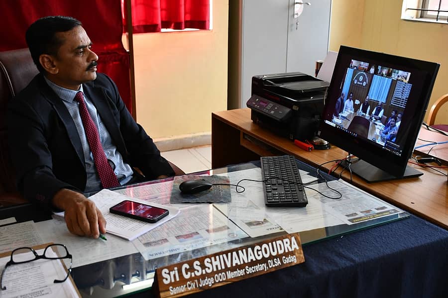 ಕರ್ನಾಟಕ ರಾಜ್ಯ ಕಾನೂನು ಸೇವಾ ಪ್ರಾಧಿಕಾರದ ಸಭಾಂಗಣದಿಂದ ನಡೆದ ವಿಡಿಯೊ ಕಾನ್ಫರೆನ್ಸ್‌ನಲ್ಲಿ ಗದಗ ಜಿಲ್ಲೆಯಿಂದ ಜಿಲ್ಲಾ ಕಾನೂನು ಸೇವಾ ಪ್ರಾಧಿಕಾರದ ಸದಸ್ಯ ಕಾರ್ಯದರ್ಶಿ ಸಿ.ಎಸ್.ಶಿವನಗೌಡರ ಭಾಗವಹಿಸಿದ್ದರು. 
