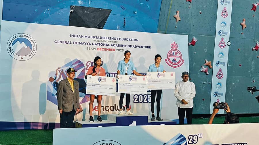 ಪದಕದೊಂದಿಗೆ (ಎಡದಿಂದ) ಸಾವಿತ್ರಿ ಸಮದ್‌, ಅಮೀರಾ ಖೋಸಲಾ ಹಾಗೂ ಗುಂತಾಸ್‌ ಕೌರ್‌ ಚಾಬಡಾ