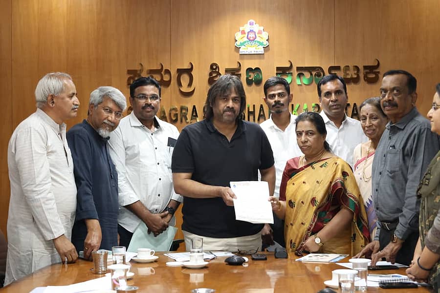 ಪುಸ್ತಕೋದ್ಯಮಕ್ಕೆ ಸಂಬಂಧಿಸಿದ ಬೇಡಿಕೆಗಳನ್ನು ಈಡೇರಿಸುವಂತೆ ಒಕ್ಕೂಟದ ಪ್ರತಿನಿಧಿಗಳು ಮಧು ಬಂಗಾರಪ್ಪ ಅವರಿಗೆ ಮನವಿ ಸಲ್ಲಿಸಿದರು