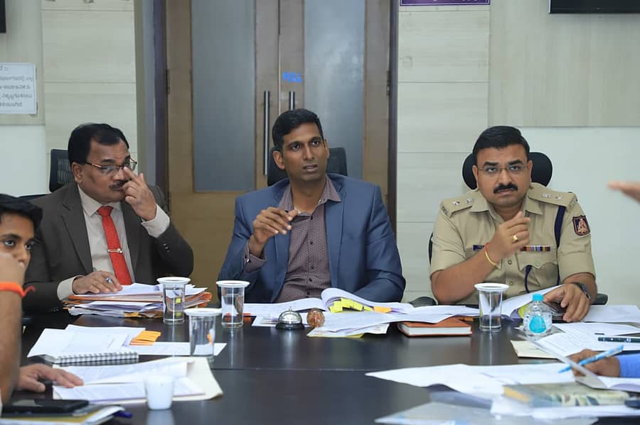 ವಿಜಯ‍ಪುರ ನಗರದ ಜಿಲ್ಲಾಧಿಕಾರಿಗಳ ಕಚೇರಿ ಸಭಾಂಗಣದಲ್ಲಿ ಬುಧವಾರ ನಡೆದ ರಸ್ತೆ ಸುರಕ್ಷತಾ ಸಮಿತಿ ಸಭೆಯಲ್ಲಿ ಜಿಲ್ಲಾಧಿಕಾರಿ ಡಾ.ಆನಂದ ಕೆ. ಮಾತನಾಡಿದರು. ಹಿರಿಯ ಸಿವಿಲ್ ನ್ಯಾಯಾಧೀಶ  ಅರವಿಂದ ಹಾಗರಗಿ, ಜಿಲ್ಲಾ ಪೊಲೀಸ್ ವರಿಷ್ಠಾಧಿಕಾರಿ ಲಕ್ಷ್ಮಣ ನಿಂಬರಗಿ ಹಾಜರಿದ್ದರು