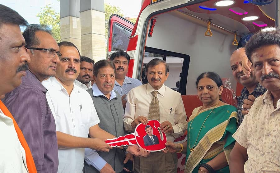 ರಾಮನಗರ ಜಿಲ್ಲಾಸ್ಪತ್ರೆಗೆ ಶಾರದಾ ಚಾರಿಟೇಬಲ್ ಟ್ರಸ್ಟ್ ಕೊಡುಗೆಯಾಗಿ ನೀಡಿರುವ ಆಂಬುಲೆನ್ಸ್ ಅನ್ನು ಬೆಂಗಳೂರು ಗ್ರಾಮಾಂತರ ಸಂಸದ ಡಾ. ಸಿ.ಎನ್. ಮಂಜುನಾಥ್ ಅವರು ಹಸ್ತಾಂತರ ಮಾಡಿದರು. ಟ್ರಸ್ಟ್‌ ಉಪಾಧ್ಯಕ್ಷೆ ಎನ್.ಎಚ್. ಲಕ್ಷ್ಮಿ ನರಸು, ಜಿಲ್ಲಾ ಆರೋಗ್ಯಾಧಿಕಾರಿ ಡಾ. ನಿರಂಜನ್, ಜಿಲ್ಲಾಸ್ಪತ್ರೆಯ ಶಸ್ತ್ರಚಿಕಿತ್ಸಕ ಡಾ. ಡಾ. ಮಂಜುನಾಥ್ ಹಾಗೂ ಇತರರು ಇದ್ದಾರೆ