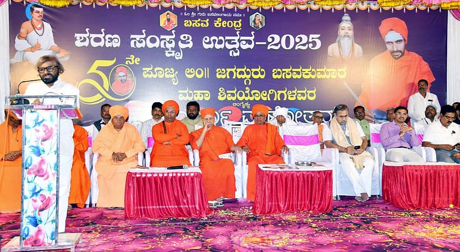 ಹುಲಸೂರು ಪಟ್ಟಣದಲ್ಲಿ ಹಮ್ಮಿಕೊಂಡ ಕಾರ್ಯಕ್ರಮದಲ್ಲಿ ಜಿಲ್ಲಾ ಉಸ್ತುವಾರಿ ಸಚಿವ ಈಶ್ವರ ಖಂಡ್ರೆ ಮಾತನಾಡಿದರು. ಧಾರವಾಡದ ಮುರುಘಾಮಠದ ಮಲ್ಲಿಕಾರ್ಜುನ ಸ್ವಾಮೀಜಿ, ಚಿಕ್ಕಮಂಗಳೂರು ಬಸವತತ್ವ ಪೀಠದ ಬಸವ ಮರುಳುಸಿದ್ಧ ಸ್ವಾಮೀಜಿ, ಉರಿಲಿಂಗ ಪೆದ್ದಿ ಮಠದ ಪಂಚಾಕ್ಷರಿ ಸ್ವಾಮೀಜಿ, ಲಿಂಗರಾಜಪ್ಪ, ಜ್ಯೋತಿರ್ಲಿಂಗ ಸೂಗೂರು ಹಾಗೂ ಇತರರಿದ್ದರು
