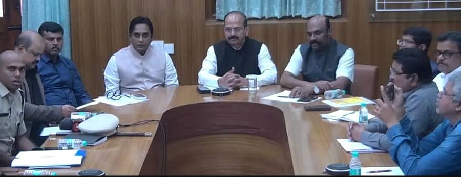 ಕರ್ನಾಟಕ ರಾಜ್ಯ ಕಾನೂನು ಸೇವಾ ಪ್ರಾಧಿಕಾರದ ವತಿಯಿಂದ ಹಮ್ಮಿಕೊಂಡಿದ್ದ ಸುದ್ದಿಗೋಷ್ಠಿಯಲ್ಲಿ ಸದಸ್ಯ ಕಾರ್ಯದರ್ಶಿ ಶಶಿಧರ್ ಶೆಟ್ಟಿ ಮಾತನಾಡಿದರು. ಸಾರಿಗೆ ಇಲಾಖೆ ಆಯುಕ್ತ ಯೋಗೇಶ್ ಗೌಡ, ಹೆಚ್ಚುವರಿ ಆಯುಕ್ತ ಮಲ್ಲಿಕಾರ್ಜುನ್, ಬೆಂಗಳೂರು ವಕೀಲರ ಸಂಘದ ಅಧ್ಯಕ್ಷ ವಿವೇಕ್ ಸುಬ್ಬಾ ರೆಡ್ಡಿ ಹಾಗೂ ಇತರರು ಇದ್ದಾರೆ