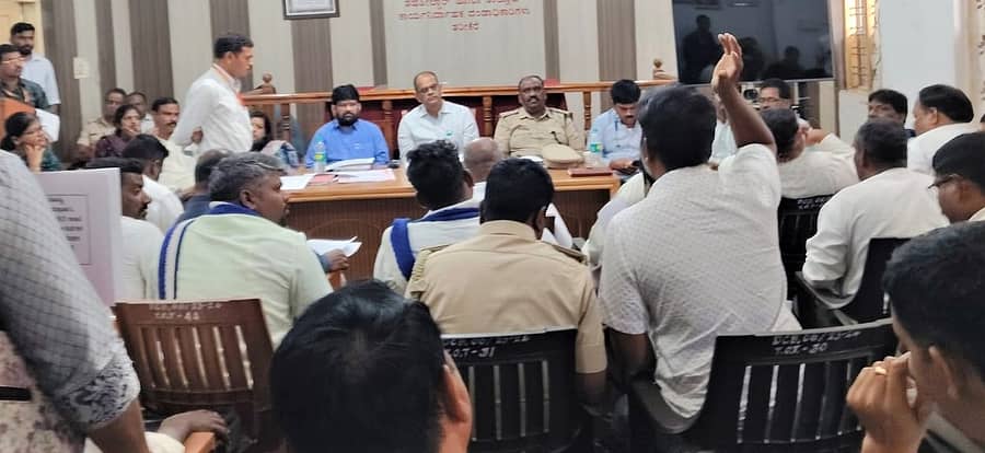 ತರೀಕೆರೆ ತಾಲ್ಲೂಕು ಕಚೇರಿ ಸಭಾಂಗಣದಲ್ಲಿ ಬುಧವಾರ ತರೀಕೆರೆ ಉಪ ವಿಭಾಗೀಯ ಮಟ್ಟದ ಪರಿಶಿಷ್ಟ ಜಾತಿ ಮತ್ತು ಪ.ವರ್ಗಗಳ ದೌರ್ಜನ್ಯ ನಿಯಂತ್ರಣ ಸಮಿತಿ ಮತ್ತು ಸಫಾಯಿ ಕರ್ಮಚಾರಿ ಜಾಗೃತಿ ಸಮಿತಿಯ ಸಭೆ ಉಪವಿಭಾಗಾಧಿಕಾರಿ ಎನ್.ವಿ. ನಟೇಶ್‍ ಅಧ್ಯಕ್ಷತೆಯಲ್ಲಿ ನಡೆಯಿತು