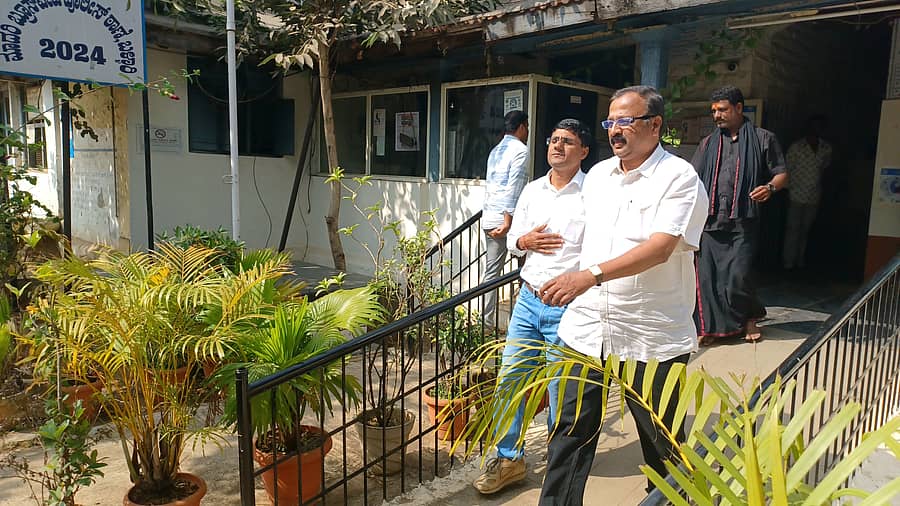 ಶಾಸಕ ನಾಗೇಂದ್ರ ಅವರ ಆಪ್ತ ವಿಶ್ವನಾಥ್‌ ಕುಟುಂಬಸ್ಥರು ವಿಚಾರಣೆಯಲ್ಲಿ ಭಾಗಿಯಾಗಿ ಬಳ್ಳಾರಿಯ ಬ್ರೂಸ್‌ಪೇಟೆ ಠಾಣೆಯಿಂದ ಹೊರಬರುತ್ತಿರುವುದು. 