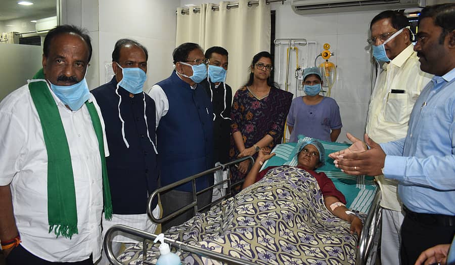 <div class="paragraphs"><p>ಹುಬ್ಬಳ್ಳಿಯ ವಿವೇಕಾನಂದ ಆಸ್ಪತ್ರೆಗೆ ಬುಧವಾರ ಭೇಟಿ ನೀಡಿದ ಗೃಹ ಸಚಿವ ಜಿ. ಪರಮೇಶ್ವರ ಅವರು&nbsp;ಚಿಕಿತ್ಸೆ ಪಡೆಯುತ್ತಿರುವ ರೇಣವ್ವ ದೊಡಮನಿ ಅವರ ಆರೋಗ್ಯ ವಿಚಾರಿಸಿದರು. ಶಾಸಕರಾದ ಎನ್‌.ಎಚ್‌. ಕೋನರಡ್ಡಿ, ಪ್ರಸಾದ ಅಬ್ಬಯ್ಯ ಇತರರು ಹಾಜರಿದ್ದರು</p></div>