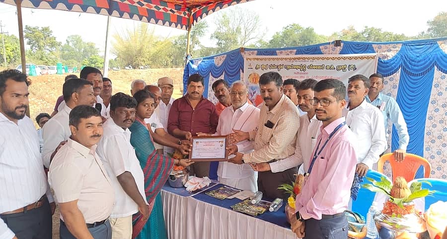 ಮೈಸೂರು ತಾಲ್ಲೂಕು ದೊಡ್ಡಮಾರಗೌಡನಹಳ್ಳಿ ಗ್ರಾಮ ಪಂಚಾಯಿತಿ ವ್ಯಾಪ್ತಿಯ ಸಂಗಾತಿ ಕಟ್ಟೆ ಕೆರೆಯ ಅಭಿವೃದ್ಧಿ ಪ್ರಮಾಣಪತ್ರವನ್ನು ಧರ್ಮಸ್ಥಳ ಗ್ರಾಮಾಭಿವೃದ್ಧಿ ಯೋಜನೆ ಅಧಿಕಾರಿಗಳು ಶಾಸಕ ಜಿ.ಟಿ. ದೇವೇಗೌಡ ಅವರ ಸಮ್ಮುಖದಲ್ಲಿ ಗ್ರಾಮ ಪಂಚಾಯಿತಿಗೆ ಹಸ್ತಾಂತರಿಸಿದರು