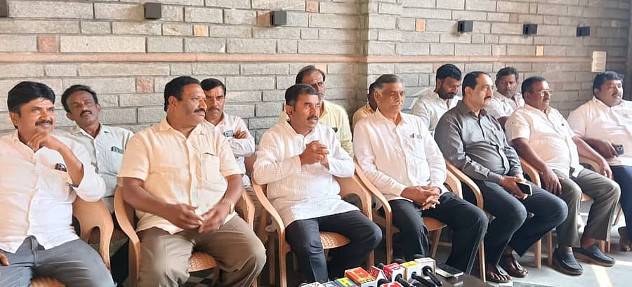 ಚಿಕ್ಕಬಳ್ಳಾಪುರದಲ್ಲಿ ನಡೆದ ಮಾಧ್ಯಮಗೋಷ್ಠಿಯಲ್ಲಿ ಬಿಜೆಪಿ ಜಿಲ್ಲಾ ಉಪಾಧ್ಯಕ್ಷ ಮರಳುಕುಂಟೆ ಕೃಷ್ಣಮೂರ್ತಿ ಮಾತನಾಡಿದರು