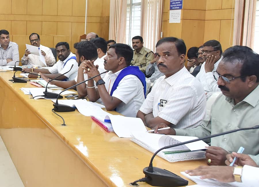 ತುಮಕೂರು ಜಿಲ್ಲಾಧಿಕಾರಿ ಕಚೇರಿಯಲ್ಲಿ ಬುಧವಾರ ನಡೆದ ಜಿಲ್ಲಾ ಜಾಗೃತಿ ಉಸ್ತುವಾರಿ ಸಮಿತಿ ಸಭೆಯಲ್ಲಿ ಭಾಗವಹಿಸಿದ್ದ ಮುಖಂಡರು