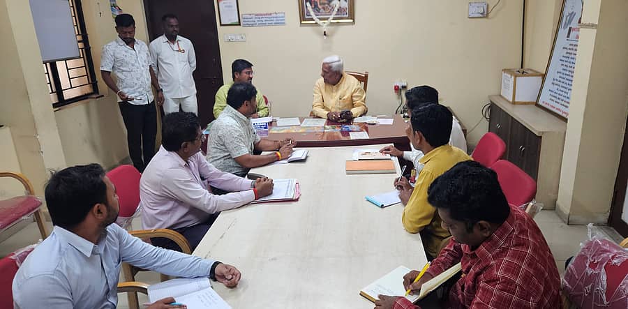 ಮಹಾಲಿಂಗಪುರ ಪುರಸಭೆ ಕಚೇರಿಯಲ್ಲಿ ಹಮ್ಮಿಕೊಂಡ ಅಧಿಕಾರಿಗಳು ಹಾಗೂ ಸಿಬ್ಬಂದಿ ಸಭೆಯಲ್ಲಿ ಶಾಸಕ ಸಿದ್ದು ಸವದಿ ಮಾತನಾಡಿದರು  