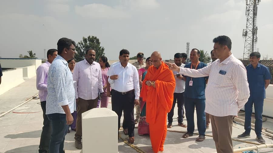 ಚಿಂತಾಮಣಿಯಲ್ಲಿ ಸೋಮವಾರ ನಿರ್ಮಲಾನಂದನಾಥ ಸ್ವಾಮೀಜಿ ಮಹಿಳಾ ಮತ್ತು ಮಕ್ಕಳ ಆಸ್ಪತ್ರೆಯನ್ನು ವೀಕ್ಷಿಸಿದರು. ಸಚಿವ ಡಾ.ಎಂ.ಸಿ. ಸುಧಾಕರ್ ಸ್ವಾಮೀಜಿಗೆ ವಿವರಣೆ ನೀಡಿದರು