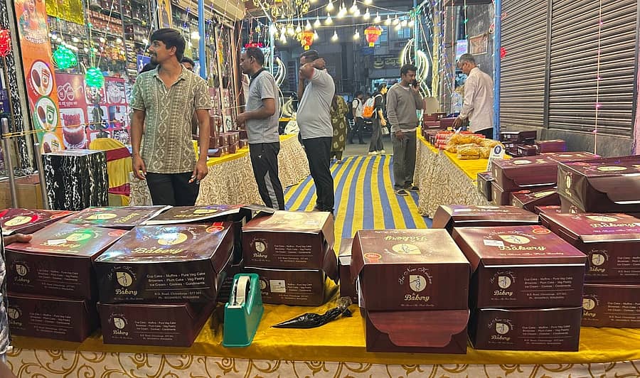 ಚಿತ್ರದುರ್ಗ ನಗರದ ನ್ಯೂ ಕೃಷ್ಣ ಬೇಕರಿ ಮುಂದೆ ಕೇಕ್‌ ಸಾಲು