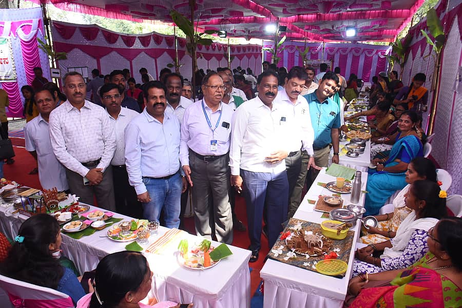 ದಾವಣಗೆರೆ ಕೃಷಿ ಇಲಾಖೆ ಆವರಣದಲ್ಲಿ ನಡೆದ ಪಾಕಸ್ಪರ್ಧೆಯಲ್ಲಿ ರುಚಿ ಸವಿದ ಅಧಿಕಾರಿಗಳು