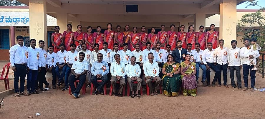 ರೋಣ ತಾಲ್ಲೂಕಿನ ಮಲ್ಲಾಪುರ ಗ್ರಾಮದಲ್ಲಿ ನಡೆದ ಗುರುವಂದನೆ ಹಾಗೂ ಸ್ನೇಹ ಸಮ್ಮಿಲನ ಕಾರ್ಯಕ್ರಮದಲ್ಲಿ ಭಾಗವಹಿಸಿದ್ದ ವಿದ್ಯಾರ್ಥಿಗಳ ಜತೆಗೆ ಶಿಕ್ಷಕರು