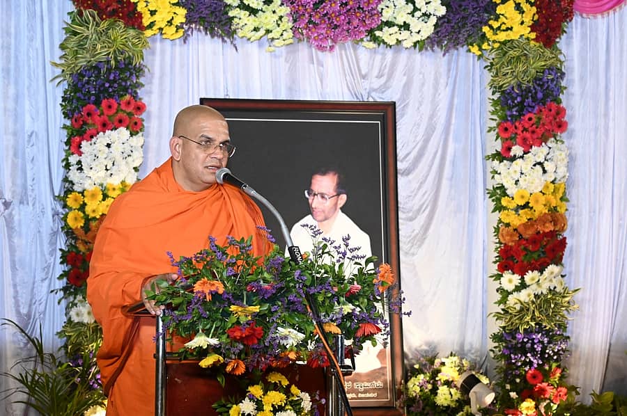 ವಿಜಯಪುರದ ಜ್ಞಾನಯೋಗಾಶ್ರಮದಲ್ಲಿ ನಡೆಯುತ್ತಿರುವ ಸಿದ್ದೇಶ್ವರ ಸ್ವಾಮೀಜಿಗಳ ಗುರುನಮನ ಮಹೋತ್ಸವದಲ್ಲಿ ನಿಡಸೋಸಿ ನಿಜಲಿಂಗ ಸ್ವಾಮೀಜಿ ಆಶೀರ್ವಚನ ನೀಡಿದರು