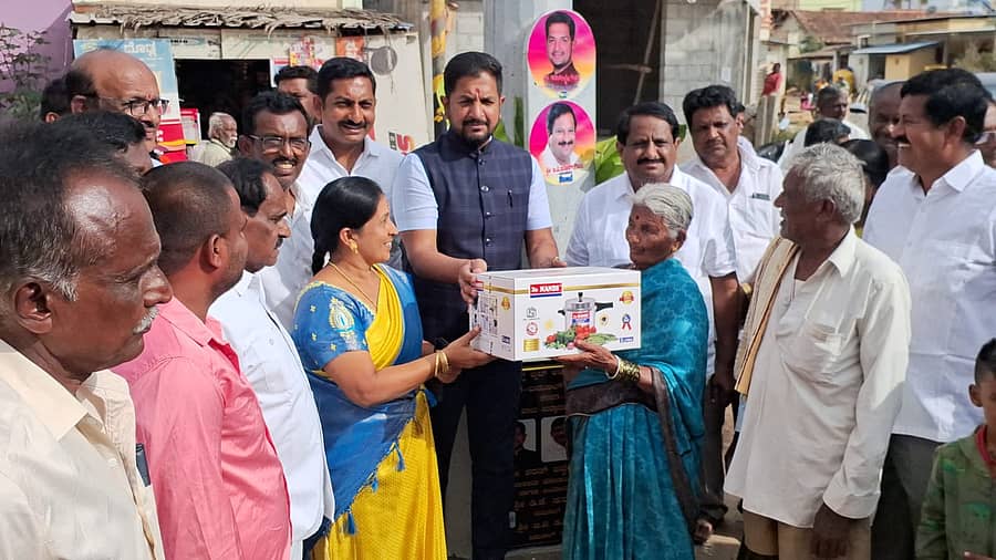 ಹೊಸಕೋಟೆ ತಾಲ್ಲೂಕಿನ ಹಸಿಗಾಳದಲ್ಲಿ ಫಲನುಭವಿಗಳಿಗೆ ಕಿಟ್ ವಿತರಿಸಿದ ಶಾಸಕ ಶರತ್‌ ಬಚ್ಚೇಗೌಡ