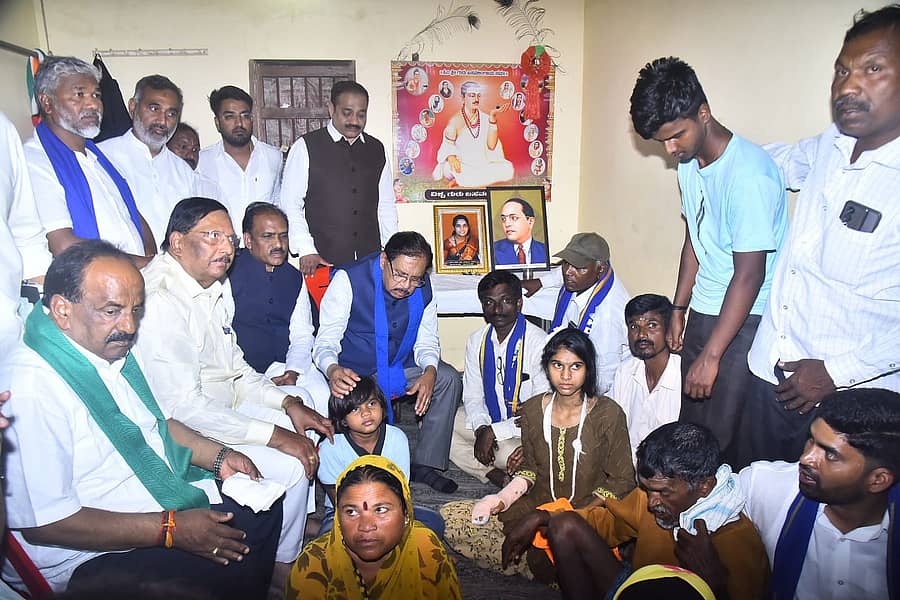 ಹುಬ್ಬಳ್ಳಿ ತಾಲ್ಲೂಕಿನ ಇನಾಂ ವೀರಾಪುರ ಗ್ರಾಮಕ್ಕೆ ಭೇಟಿ ನೀಡಿದ ಗೃಹ ಸಚಿವ ಜಿ.ಪರಮೇಶ್ವರ ಮತ್ತು ಮುಖಂಡರು, ದೌರ್ಜನ್ಯಕ್ಕೆ ಒಳಗಾದ ಸಂತ್ರಸ್ತರಿಗೆ ಸಾಂತ್ವನ ಹೇಳಿದರು