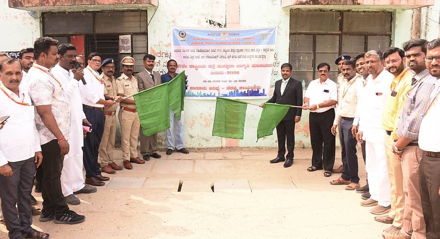 ಯಾದಗಿರಿಯಲ್ಲಿ ಗುರುವಾರ ನಡೆದ ರಾಷ್ಟ್ರೀಯ ರಸ್ತೆ ಸುರಕ್ಷತಾ ಜಾಗೃತಿ ಮಾಸಾಚರಣೆಗೆ ಹಿರಿಯ ಸಿವಿಲ್ ನ್ಯಾಯಾಧೀಶ ಮರಿಯಪ್ಪ ಅವರು ಚಾಲನೆ ನೀಡಿದರು 