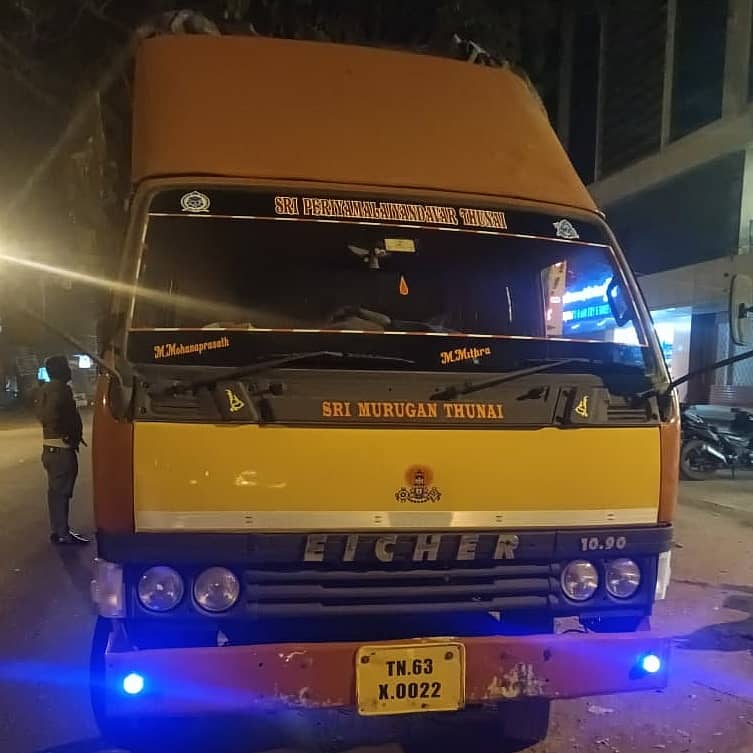 ಹಸುಕರುಗಳನ್ನು ಸಾಗಿಸುತ್ತಿದ್ದ ಕ್ಯಾಂಟರ್ ವಾಹನ