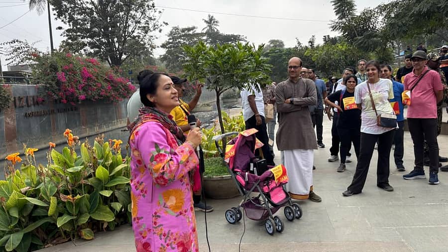 ‘ಫುಟ್‌ಪಾತ್‌ ನಡಿಗೆ’ ಕಾರ್ಯಕ್ರಮದಲ್ಲಿ ಶಾಲಿನಿ ರಜನೀಶ್‌ ಮಾತನಾಡಿದರು