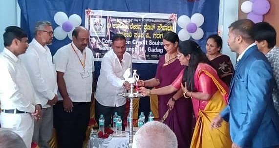 ಗದಗ ಜಿಲ್ಲಾ ವಾಣಿಜ್ಯೋದ್ಯಮ ಸಂಸ್ಥೆಯ ಮಹಿಳಾ ವಿಭಾಗದ ಅಧ್ಯಕ್ಷೆ ಜ್ಯೋತಿ ರಾಮನಗೌಡ ದಾನಪ್ಪಗೌಡರ ಕಾರ್ಯಕ್ರಮ ಉದ್ಘಾಟಿಸಿದರು