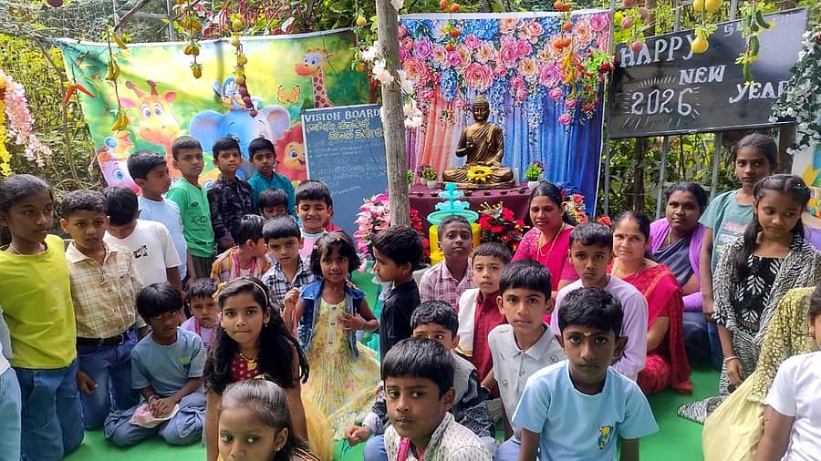 ಸೋಮವಾರಪೇಟೆ ತಾಲ್ಲೂಕಿನ ಮುಳ್ಳೂರು ಸರ್ಕಾರಿ ಕಿರಿಯ ಪ್ರಾಥಮಿಕ ಶಾಲೆಯಲ್ಲಿ ಹೊಸ ವರ್ಷವನ್ನು ಹೊಸ ವರ್ಷ-ಹೊಸ ಚಿಂತನೆ -ಹೊಸ ನಡೆ ಎಂಬ ಧ್ಯೇಯ ವಾಕ್ಯದೊಂದಿಗೆ ಆಚರಿಸಲಾಯಿತು.  