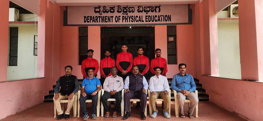 ದಕ್ಷಿಣ ವಲಯ ಬ್ಯಾಡ್ಮಿಂಟನ್ ತಂಡಕ್ಕೆ ಆಯ್ಕೆಯಾದ ಕ್ರೀಡಾಪಟುಗಳೊಂದಿಗೆ ಗುಲಬರ್ಗಾ ವಿವಿಯ ಸಿಬ್ಬಂದಿ