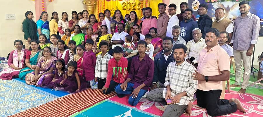 ಕಡೂರು ಪಟ್ಟಣದ ಕಾಫಿ ಕ್ಯೂರಿಂಗ್ ರಸ್ತೆಯಲ್ಲಿರುವ ದಿ ಲೇಟರ್ ರೈನ್ ರಿವೈವಲ್ ಚರ್ಚ್‌ನಲ್ಲಿ ಹೊಸವರ್ಷ ಮತ್ತು ಕ್ರಿಸ್‌ಮಸ್ ಪ್ರಯುಕ್ತ ಸರ್ವರಿಗೂ ಒಳಿತಾಗಲಿ ಎಂದು ಫಾಸ್ಟರ್ ರೆವರೆಂಡ್‌ ಸುರೇಶ್ ಜಾಕೊಬ್ ಅವರ ನೇತೃತ್ವದಲ್ಲಿ ಬುಧವಾರ ರಾತ್ರಿ ಪ್ರಾರ್ಥನೆ ನಡೆಯಿತು