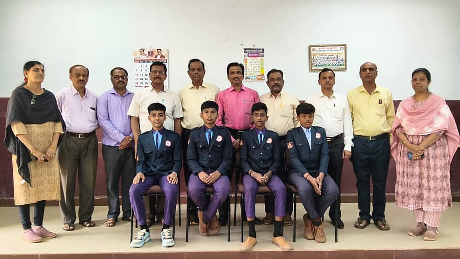 ಧಾರವಾಡದ ಎನ್.ಎ.ಮುತ್ತಣ್ಣ ಸ್ಮಾರಕ ಪೊಲೀಸ್ ಮಕ್ಕಳ ವಸತಿ ಶಾಲೆಯಲ್ಲಿ  ಶೂಟಿಂಗ್ ಚಾಂಪಿಯನ್ ಶಿಪ್‍ಗೆ ಆಯ್ಕೆಯಾದ ವಿದ್ಯಾರ್ಥಿಗಳನ್ನು ಅಭಿನಂದಿಸಲಾಯಿತು 