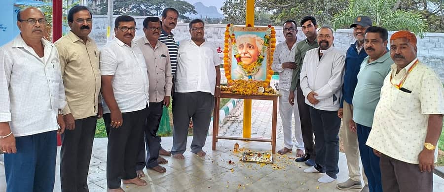 ರಾಮನಗರದ ಐಜೂರಿನ ಡಾಲರ್ಸ್ ಕಾಲೊನಿಯ ಉದ್ಯಾನದಲ್ಲಿ ಕುವೆಂಪು ಬಳಗದಿಂದ ರಾಷ್ಟ್ರಕವಿ ಕುವೆಂಪು ಜನ್ಮದಿನ ಆಚರಿಸಲಾಯಿತು. ನಗರಸಭೆ ಅಧ್ಯಕ್ಷ ಕೆ. ಶೇಷಾದ್ರಿ ಶಶಿ, ನಗರಸಭೆ ಸದಸ್ಯ ಮಂಜುನಾಥ್, ಪೌರ ನೌಕರರ ಸಂಘದ ರಾಜ್ಯ ಉಪಾಧ್ಯಕ್ಷ ಆರ್. ನಾಗರಾಜು, ಟಿಎಪಿಸಿಎಂಎಸ್ ಅಧ್ಯಕ್ಷ ದೊಡ್ಡಿ ಸುರೇಶ್, ಸಿ. ನಾಗರಾಜು, ಮುಖಂಡರಾದ ಶ್ರೀಧರ್ ಪ್ರಸಾದ್ ಹಾಗೂ ಇತರರು ಇದ್ದಾರೆ