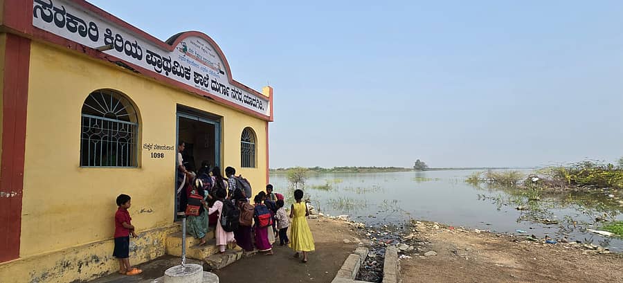 ಯಾದಗಿರಿಯ ದುರ್ಗಾ ನಗರದಲ್ಲಿನ ದೊಡ್ಡ ಕೆರೆ ದಡದಲ್ಲಿನ ಸರ್ಕಾರಿ ಕಿರಿಯ ಪ್ರಾಥಮಿಕ ಶಾಲೆ