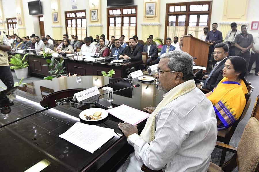 ಹಿರಿಯ ಅಧಿಕಾರಿಗಳನ್ನು ಉದ್ದೇಶಿಸಿ ಸಿದ್ದರಾಮಯ್ಯ ಮಾತನಾಡಿದರು. ಮುಖ್ಯ ಕಾರ್ಯದರ್ಶಿ ಶಾಲಿನಿ ರಜನೀಶ್ ಉಪಸ್ಥಿತರಿದ್ದರು