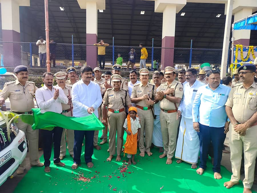 ಹನೂರು ಶಾಸಕ ಎಂ.ಆರ್.ಮಂಜುನಾಥ್ ಬುಧವಾರ ಮಹದೇಶ್ವರ ಬೆಟ್ಟದಲ್ಲಿ ಶಾಸಕರ ಅನುದಾನದಲ್ಲಿ ಖರೀದಿಸಿದ ಮೂರು ಗಸ್ತು ವಾಹನಗಳನ್ನು ಪೊಲೀಸ್ ಇಲಾಖೆಗೆ ಹಸ್ತಾಂತರ ಮಾಡಿದರು