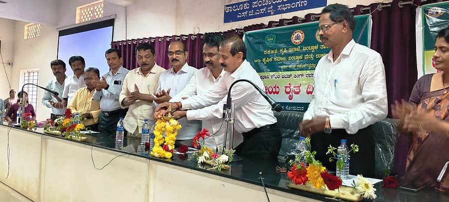 ಬಂಟ್ವಾಳ ತಾಲ್ಲೂಕಿನ ಬಿ.ಸಿ.ರೋಡಿನಲ್ಲಿ ನಡೆದ ರಾಷ್ಟ್ರೀಯ ರೈತ ದಿನಾಚರಣೆಯನ್ನು ಉಳ್ಳಾಲ ತಾಲ್ಲೂಕು ಕೃಷಿಕ ಸಮಾಜದ ಅಧ್ಯಕ್ಷ ಕೆ. ದೇವದಾಸ್ ಭಂಡಾರಿ ಉದ್ಘಾಟಿಸಿದರು