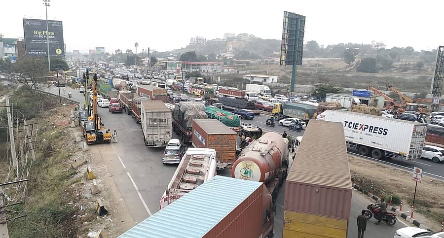 ಹೊಸ ವರ್ಷದ ಸಂಚಾರ ಹೆಚ್ಚಳದಿಂದ ದೇವನಹಳ್ಳಿ ಬೈಪಾಸ್ ರಸ್ತೆ ರಾಣಿ ಸರ್ಕಲ್ ಬಳಿ ಗುರುವಾರ ಉಂಟಾದ ದಟ್ಟಣೆಯಿಂದ ವಾಹನಗಳು ಗಂಟೆಗಳ ಕಾಲ ನಿಂತಿದ್ದ ದೃಶ್ಯ