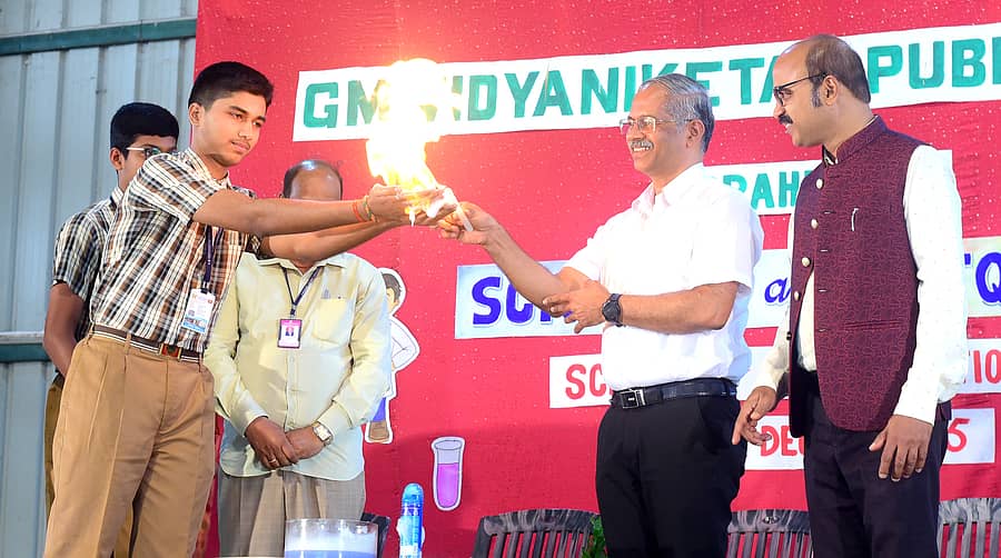 ಬ್ರಹ್ಮಾವರ ಜಿ.ಎಂ.ವಿದ್ಯಾನಿಕೇತನ್ ಶಾಲೆಯಲ್ಲಿ ವಿಜ್ಞಾನ ಮಾದರಿ, ಕಲೆ ಹಾಗೂ ಕರಕುಶಲ ವಸ್ತುಗಳ ಪ್ರದರ್ಶನದಲ್ಲಿ ವಿದ್ಯಾರ್ಥಿ ನಿರ್ಮಿತ ಮಾಯಾಜ್ವಾಲೆಯನ್ನು ಬೆಂಗಳೂರಿನ ಪೂರ್ಣಪ್ರಜ್ಞ ವಿಜ್ಞಾನ ಸಂಶೋಧನಾ ಸಂಸ್ಥೆಯ ನಿರ್ದೇಶಕ ಡಾ.ಆನಂದ ಬೆಳಗಿದರು 