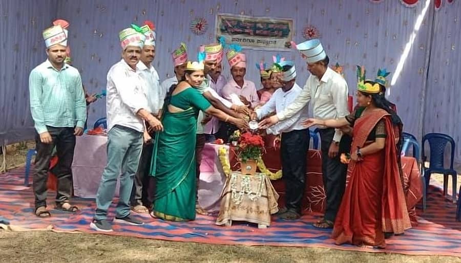 ಯಡಕೇರಿ ಸರ್ಕಾರಿ ಹಿರಿಯ ಪ್ರಾಥಮಿಕ ಶಾಲೆಯಲ್ಲಿ ಆಯೋಜಿಸಿದ್ದ ಹೆತ್ತೂರು ಕ್ಲಸ್ಟರ್ ಮಟ್ಟದ ಕಲಿಕಾ ಹಬ್ಬವನ್ನು ಶಾಲಾಭಿವೃದ್ಧಿ ಸಮಿತಿ ಅಧ್ಯಕ್ಷ ಶಿವಕುಮಾರ್ ಉದ್ಘಾಟಿಸಿದರು.