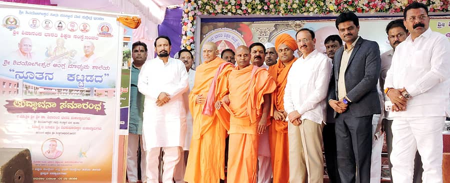 ಬೈಲಹೊಂಗಲ ಸಮೀಪದ ಇಂಚಲ ಗ್ರಾಮದಲ್ಲಿ ಗುರುವಾರ ನಡೆದ ಶ್ರೀಶಿವಯೋಗೀಶ್ವರ ಇಂಗ್ಲಿಷ್ ಮಾಧ್ಯಮ ಶಾಲೆಯ ನೂತನ ಕಟ್ಟಡವನ್ನು ಶಿವಾನಂದ ಭಾರತಿ ಸ್ವಾಮೀಜಿ, ಶಾಸಕರಾದ ಲಕ್ಷ್ಮಣ ಸವದಿ, ಮಹಾಂತೇಶ ಕೌಜಲಗಿ ಹಾಗೂ ಗಣ್ಯರು ಉದ್ಘಾಟಿಸಿದರು