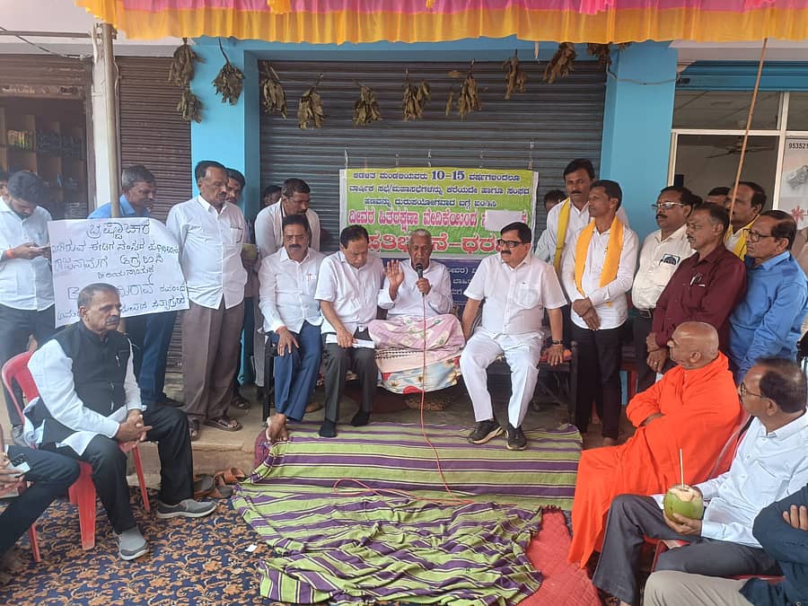 ಹೊಸನಗರದ ಆರ್ಯ ಈಡಿಗರ ಸಂಘದ ಕಚೇರಿ ಆವರಣದಲ್ಲಿ ಅಮರಣಾಂತ ಉಪವಾಸ ಸತ್ಯಾಗ್ರಹ ಕೈಗೊಂಡಿದ್ದ ಮಾಜಿ ಶಾಸಕ ಬಿ.ಸ್ವಾಮಿರಾವ್ ಅವರ ಜೊತೆ ನಿಟ್ಟೂರು ನಾರಾಯಣ ಗುರು ಮಠದ ಪೀಠಾಧ್ಯಕ್ಷ ರೇಣುಕಾನಂದ ಸ್ವಾಮೀಜಿ ಹಾಗೂ ಇತರರು ಮಾತನಾಡಿದರು