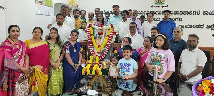 ಹೊಸಕೋಟೆ ತಾಲ್ಲೂಕು ಕಾರ್ಯಾಲಯದಲ್ಲಿ ತಾಲ್ಲೂಕು ವಿಶ್ವ ಕರ್ಮ ಸಂಘದಿಂದ ಜಕಣಾಚಾರಿ ಸಂಸ್ಮರಣಾ ದಿನ ಆಚರಿಸಲಾಯಿತು