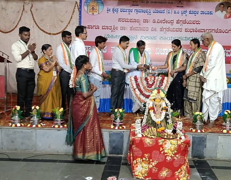 ಮುನಿರಾಬಾದ್ ಸಮೀಪ ಬೂದುಗುಂಪ ಗ್ರಾಮದಲ್ಲಿ ಧರ್ಮಸ್ಥಳ ಸಂಘದ ಮಹಿಳಾ ವಿಚಾರಗೋಷ್ಠಿಯನ್ನು ಪ್ರಾದೇಶಿಕ ನಿರ್ದೇಶಕ ಜೆ. ಚಂದ್ರಶೇಖರ ಅವರು ಉದ್ಘಾಟಿಸಿದರು.